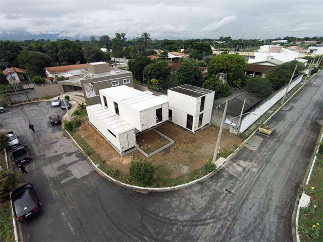 Vista Aérea Da Casa Container Após A Montagem Dos Blocos